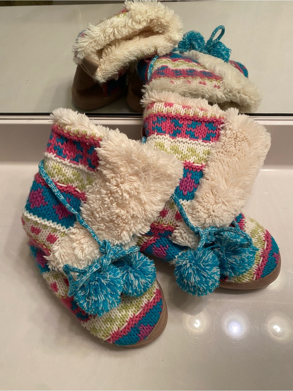 Muk Luks Knit Pom-Pom Slipper Boots Size Medium